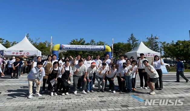 [전주=뉴시스]윤난슬 기자 = 한국농어촌공사 전북어촌특화지원센터는 '어(魚)서옵쇼(show)! 싱싱장터(수산물 직거래 장터)'가 성황리에 마무리됐다고 11일 밝혔다.(사진=한국농어촌공사 전북본부 제공) 