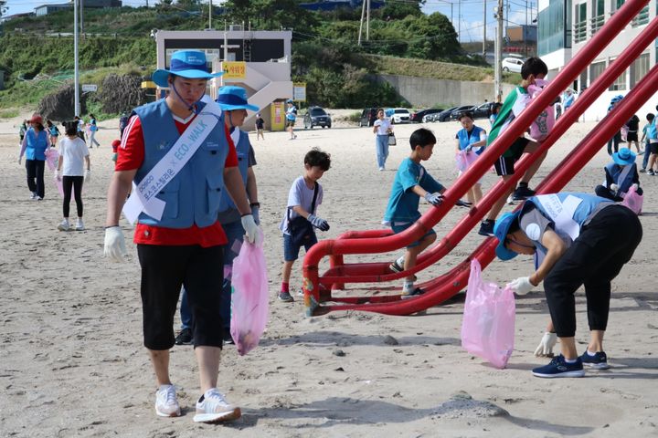 [포항=뉴시스] 강진구 기자 = 지구촌나눔운동은 지난 9일 경북 포항시 구룡포해수욕장에서 걸으며 쓰레기를 줍는 플로깅 행사를 진행했다.(사진=지구촌나눔운동 제공) 2023.09.11.photo@newsis.com *재판매 및 DB 금지