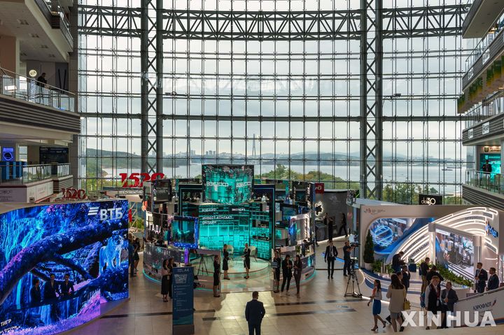 [블라디보스토크=신화/뉴시스] 10일(현지시간) 러시아 극동 연해주 블라디보스토크에서 제8차 동방경제포럼(EEF)이 개막한 가운데 참석자들이 전시장을 방문하고 있다. 2023.09.11.