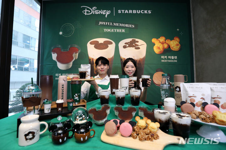 [서울=뉴시스] 김명년 기자 = 스타벅스 코리아가 이달 12일부터 월트 디즈니 컴퍼니 코리아와 손잡고 '미키 앤 프렌즈', '칩 앤 데일' 등 디즈니 캐릭터를 활용한 콜라보레이션 상품을 선보인다. 11일 오전 서울 중구 스타벅스 한국프레스센터점에서 모델들이 상품들을 선보이고 있다. 2023.09.11. kmn@newsis.com