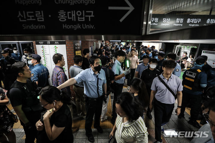 [서울=뉴시스] 김근수 기자 = 전국장애인차별철폐연대 회원들이 11일 오전 서울 중구 서울 지하철 2호선 서울시청역에서 출근길 지하철타기 선전전을 하고 있다. 2023.09.11. ks@newsis.com