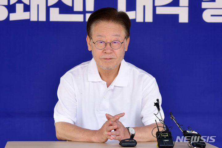 [서울=뉴시스] 이영환 기자 = 단식 12일째인 이재명 더불어민주당 대표가 11일 오전 서울 여의도 국회 본청 앞 단식투쟁 천막에서 자리에 앉아 있다. 이대표는 이날 열린 최고위원회의에는 참석하지 못했다. (공동취재사진) 2023.09.11. photo@newsis.com