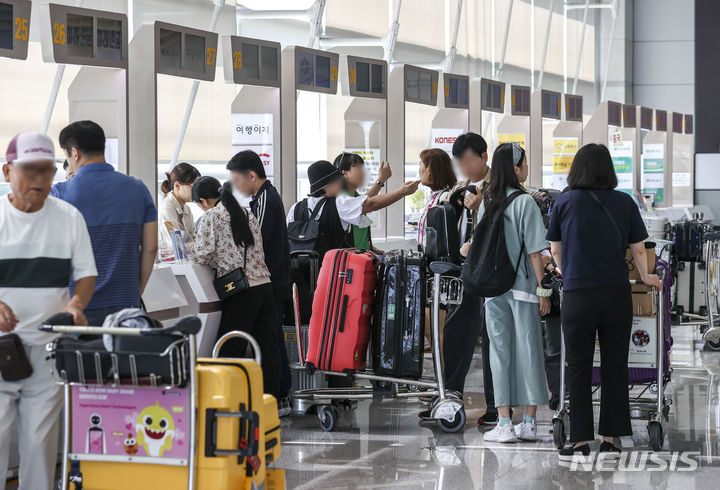 [인천공항=뉴시스] 정병혁 기자 = 10월 2일이 임시공휴일로 지정되면서 추석 연휴가 6일로 늘어난 가운데 해외여행 수요가 늘고 있다. 여행업계에 따르면 이번 연휴 기간 여행상품 예약률은 지난 여름휴가 성수기에 버금가는 상황이다. 11일 인천국제공항 제1터미널 출국장 여행사 카운터가 여행객들로 붐비고 있다. 2023.09.11. jhope@newsis.com