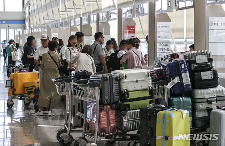 [인천공항=뉴시스] 정병혁 기자 = 6일에 달하는 추석 연휴 직후 또다시 찾아온 사흘간의 한글날 연휴에 시민들은 함박웃음을 지었다. 그러나 고물가로 가벼워진 주머니에 한숨을 내쉬며 오히려 휴일 근무를 자원하는 2030 세대도 있었다. 사진은 지난달 11일 인천국제공항 제1터미널 출국장 여행사 카운터가 여행객들로 붐비는 모습. 사진은 기사 내용과 직접적인 연관 없음. 2023.09.11. jhope@newsis.com