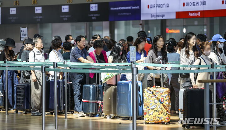 [인천공항=뉴시스] 정병혁 기자 = 10월 2일이 임시공휴일로 지정되면서 추석 연휴가 6일로 늘어난 가운데 해외여행 수요가 늘고 있다. 여행업계에 따르면 이번 연휴 기간 여행상품 예약률은 지난 여름휴가 성수기에 버금가는 상황이다. 11일 인천국제공항 제1터미널 출국장이 여행객들로 붐비고 있다. 2023.09.11. jhope@newsis.com