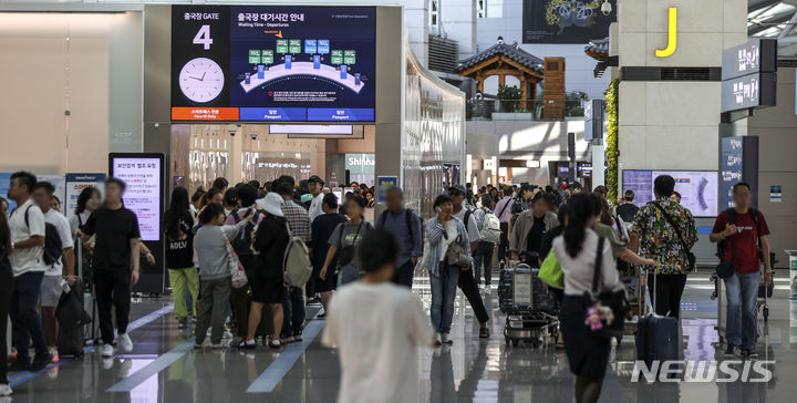 [인천공항=뉴시스] 정병혁 기자 = 10월 2일이 임시공휴일로 지정되면서 추석 연휴가 6일로 늘어난 가운데 해외여행 수요가 늘고 있다. 여행업계에 따르면 이번 연휴 기간 여행상품 예약률은 지난 여름휴가 성수기에 버금가는 상황이다. 11일 인천국제공항 제1터미널 출국장이 여행객들로 붐비고 있다. 2023.09.11. jhope@newsis.com