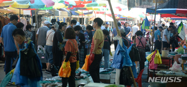 [군산=뉴시스] 김얼 기자 = 추석을 2주일여 앞둔 11일 전북 군산시 대야면 대야전통5일시장을 찾은 시민들로 장내가 북적이고 있다. 2023.09.11. pmkeul@nwsis.com