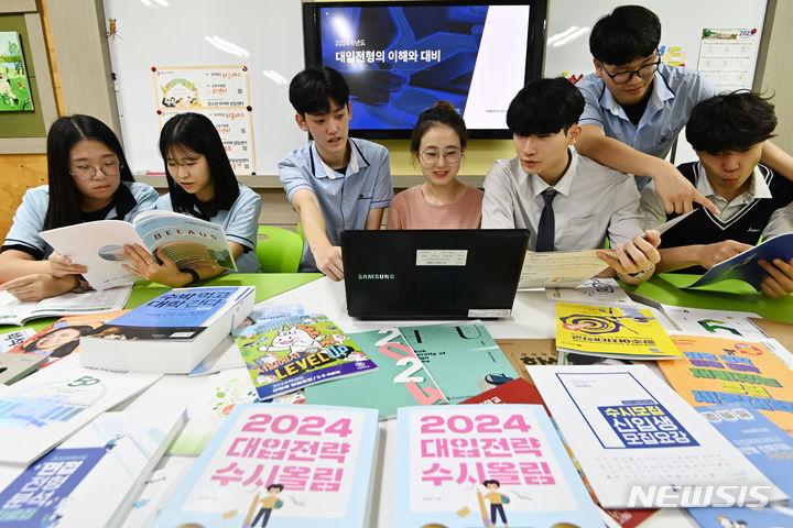 [수원=뉴시스] 김종택 기자 = 2024학년도 대입 수시모집 원서 접수가 시작된 11일 경기도 수원시 조원고등학교에서 고3 학생들이 선생님과 진학자료집을 살펴보고 있다. 일반대는 이날부터 오는 15일까지, 전문대(1차)는 이날부터 10월5일까지 대학별로 2024학년도 수시모집 원서 접수를 실시한다. 전문대 수시 2차 원서 접수는 오는 11월10~24일이다. 2023.09.14. jtk@newsis.com