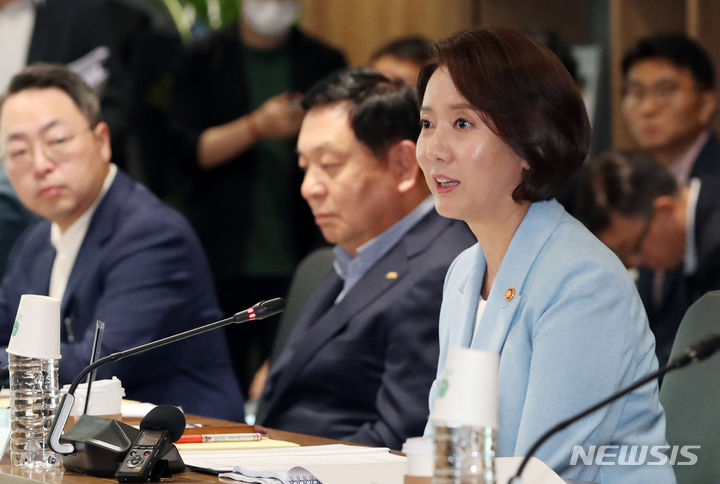 [서울=뉴시스] 김진아 기자 = 이영 중소벤처기업부 장관이 지난 11일 서울 강서구 LG사이언스파크에서 열린 중소벤처기업부·공정거래위원회 합동 납품대금 연동제 현장안착 간담회에서 발언하고 있다. 2023.10.04. bluesoda@newsis.com