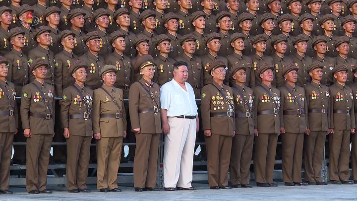 [서울=뉴시스] 김정은 북한 국무위원장이 지난 10일 정권수립일(9·9절) 75주년 경축 '민방위무력 열병식' 참가자들과 10일 기념사진을 찍었다고 조선중앙TV가 11일 보도했다.  (사진=조선중앙TV 캡처) 2023.09.09. photo@newsis.com *재판매 및 DB 금지 *재판매 및 DB 금지