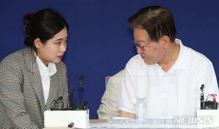 [서울=뉴시스] 고범준 기자 = 단식투쟁 12일차를 이어가고 있는 이재명 더불어민주당 대표가 11일 오후 서울 여의도 국회 본청 앞 단식투쟁천막에서 박지현 전 더불어민주당 비상대책위원장과 대화를 하고 있다. 2023.09.11. bjko@newsis.com