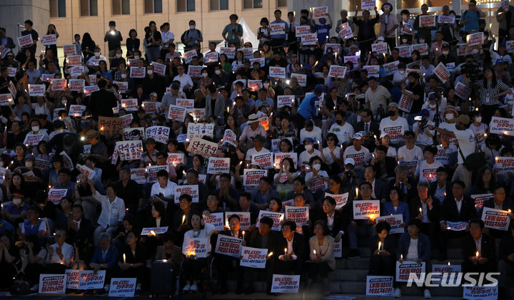 [서울=뉴시스] 고범준 기자 = 11일 오후 서울 여의도 국회 본청 앞 계단에서 열린 제7차 윤석열 정권 폭정 저지민주주의 회복 촛불 문화제에서 참석자들이 손 피켓을 들고 있다. 2023.09.11. bjko@newsis.com