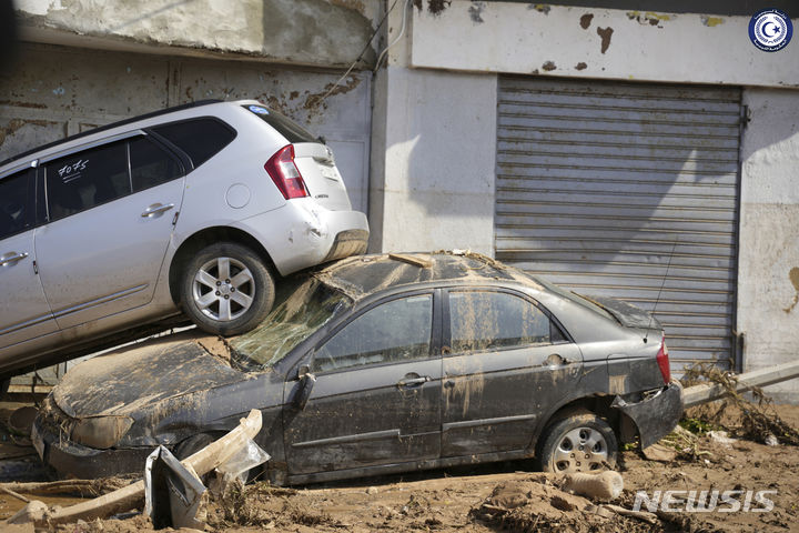 [데르나(리비아)=AP/뉴시스]지중해 폭풍 대니얼이 일으킨 홍수로 도시 전체 중 4분의 1 이상이 파괴된 동부 데르나에서 11일(현지시간) 급격히 불어난 물에 떠내려온 자동차들이 파손된 채 쌓여 있다. 지난 10일 리비아를 강타한 지중해 폭풍 대니얼이 몰고온 홍수로 지금까지 리비아 동부 도시 데르나에서 홍수로 숨진 시신 1000구 이상을 수습했다고 BBC가 보도했다. 2023.09.12.