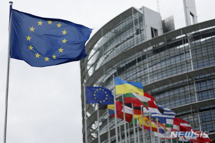 EU •©)