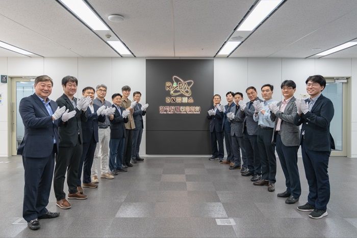 [서울=뉴시스] 한국전파진흥협회(RAPA)가 '디지털전환(DX)캠퍼스'를 개소했다. 송정수 상근부회장(우측열 맨뒤)과 임직원들이 DX캠퍼스 개소식에서 기념촬영하고 있다. (사진=RAPA 제공) *재판매 및 DB 금지