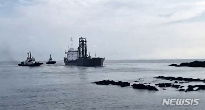 [제주=뉴시스] 오영재 기자 = 12일 오전 제주 애월항 입구에서 4480t급 시멘트운반선이 좌초돼 해경이 수습에 나서고 있다. (사진=제주해양경찰서 제공) 2023.09.12. photo@newsis.com