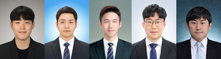 [인천=뉴시스] 박재서(사진 왼쪽부터) 인하대학교 화학공학전공 박사과정 학생, 박지용 석박사통합과정 학생, 김태훈 재료연구원 박사, 김재호 인하대(현 미국 NREL 연구소) 박사, 양승재 교수. (사진=인하대 제공) *재판매 및 DB 금지