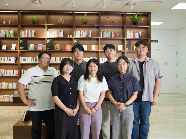 [울산=뉴시스] 사진 윗줄 왼쪽부터 유자형 교수, 제1저자 김상필 연구원, 제 1저자 김도현 연구원, 홍성호 연구원, 아랫줄 왼쪽부터 심유정 연구원, 이재은 연구원, 박가은 연구원 (UNIST 제공) *재판매 및 DB 금지