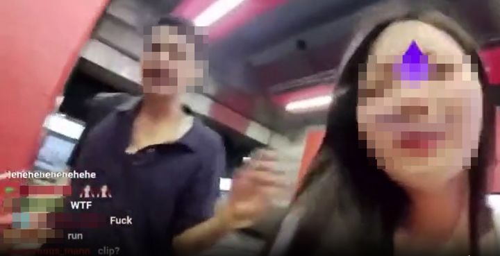 [서울=뉴시스]11일 중국어 관련 콘텐츠를 찍고 있는 스트리머 A씨가 홍콩에서 라이브 스트리밍을 진행하던 중, 한 남성이 그의 허락없이 신체 접촉을 하고 있다.(사진=온라인 커뮤니티 갈무리) 2023.09.12 photo@newsis.com *재판매 및 DB 금지