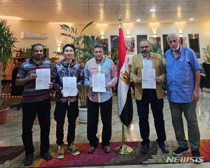 [광주=뉴시스]주)무송엘티씨는 최근 이집트` Our AIM medical and trading Company'와 무채혈 진단기 오피온에 관한 독점 판매권에 관한 계약을 체결했다. 