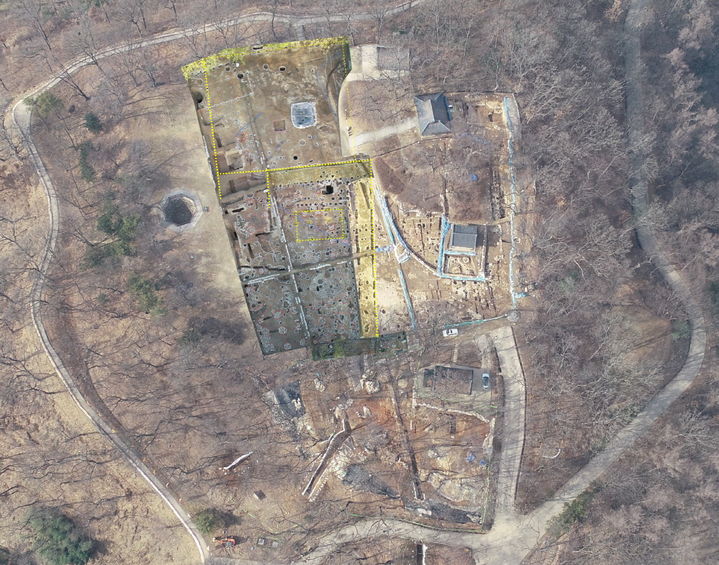 [뉴시스=공주]공산성 추정왕궁지 전경과 출입시설.(사진=공주시) *재판매 및 DB 금지