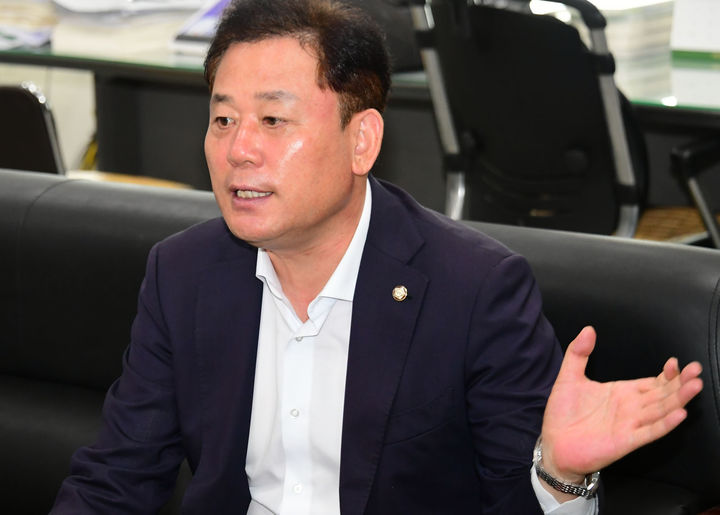 [광주=뉴시스] 송창헌 기자 = 송갑석 더불어민주당 최고위원이 12일 광주시의회에서 기자간담회을 열고, 이재명 당 대표의 장기 단식과 체포동의안 등에 대한 당내 분위기를 전하고 있다. (사진=송갑석 위원 측 제공) 2023.09.12 photo@newsis.com *재판매 및 DB 금지