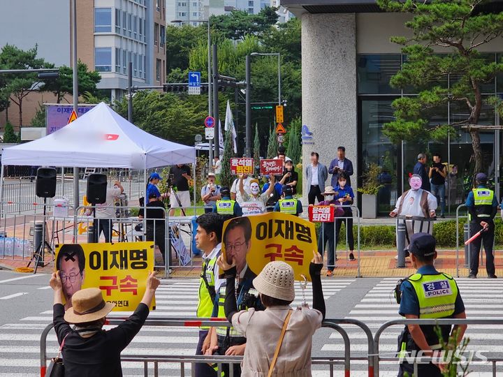 [수원=뉴시스] 양효원 기자 = 이재명 더불어민주당 대표가 쌍방울 대북송금 의혹 관련 두 번째 조사를 위해 검찰에 출석한 12일 이 대표 반 지지 세력인 보수 단체와 지지 세력인 진보단체가 맞불 집회를 벌이고 있다. 2023.9.12. hyo@newsis.com