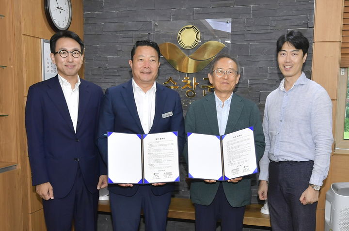 순창군이 대한민국사회공헌재단과 손잡고 관내 주거취약계층을 발굴·지원기로 했다. 최영일 군수(왼쪽 두번째)와 재단 김영배 이사장(왼쪽 세번째)을 비롯한 양기관 관계자들이 기념사진을 찍고 있다. *재판매 및 DB 금지