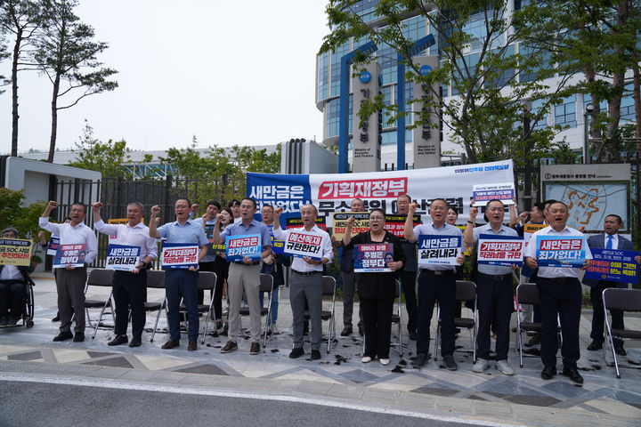 [세종=뉴시스] 전북도의회 의원들이 12일 세종시 정부세종청사 기획재정부 앞에서 정부의 새만금 사회간접자본(SOC) 예산 삭감 복원 촉구 삭발식을 가진 후 정부를 규탄하는 구호를 외치고 있다. (사진=전라북도의회 제공) 2023.09.12. *재판매 및 DB 금지