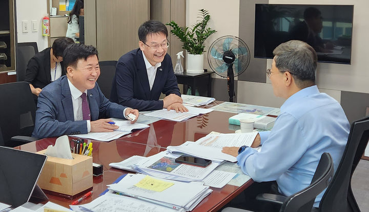 정기명 여수시장과 박형열 기획예산담당관이 이달곤 농림축산식품해양수산위원회 간사와 면담하고 있다. 여수시제공 *재판매 및 DB 금지