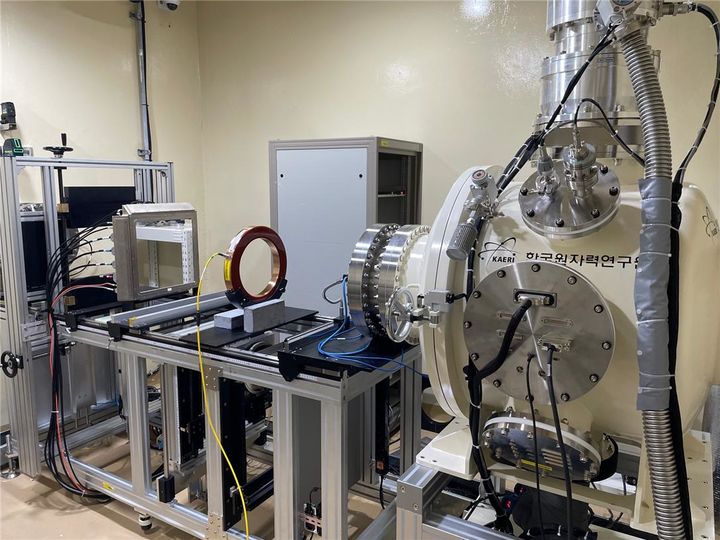 [대전=뉴시스] 한국원자력연구원 양성자과학연구단(경주)에 구축된 우주환경모사장치. *재판매 및 DB 금지