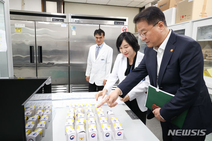 [서울=뉴시스]방기선 국무조정실장은 12일 국립과학수사연구원 서울과학수사연구소를 방문해 마약류 감정 현황·체계, 신종마약류 탐색 방식을 보고받고 일선 근무자 노고를 격려했다.(사진=총리실 제공) 2023.09.12