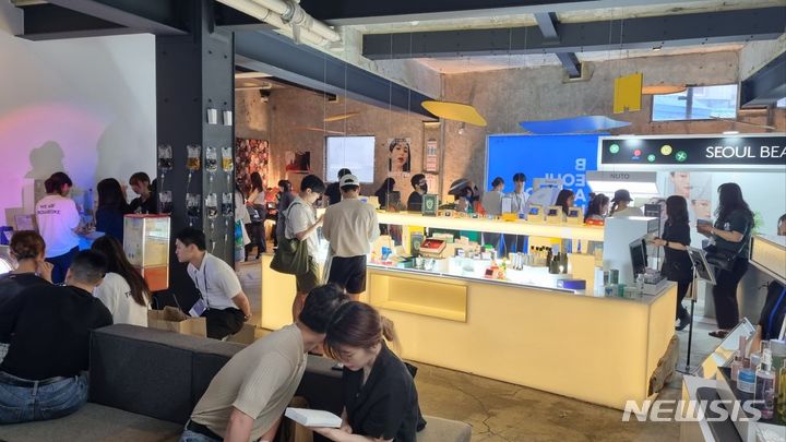 [서울=뉴시스]서울시는 국내외 글로벌 뷰티 기업과 유망 중소기업들의 뷰티, 리빙, 테크 제품이 한자리에 모이는 '서울뷰티위크 기간'에 K-뷰티 팝업스토어를 올해 마지막으로 운영한다고 13일 밝혔다. (사진=서울시 제공). 2023.09.13. photo@newsis.com