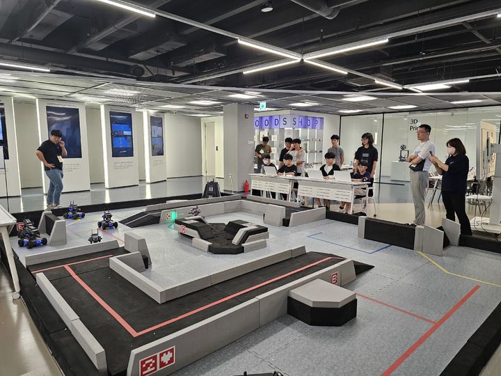 [창원=뉴시스] 홍정명 기자=창원대학교 울산·경남지역혁신플랫폼 스마트제조엔지니어링사업단의 중고교생 대상 ‘로보마스터 교육' 현장.(사진=창원대 제공) 2023.09.12. photo@newsis.com *재판매 및 DB 금지