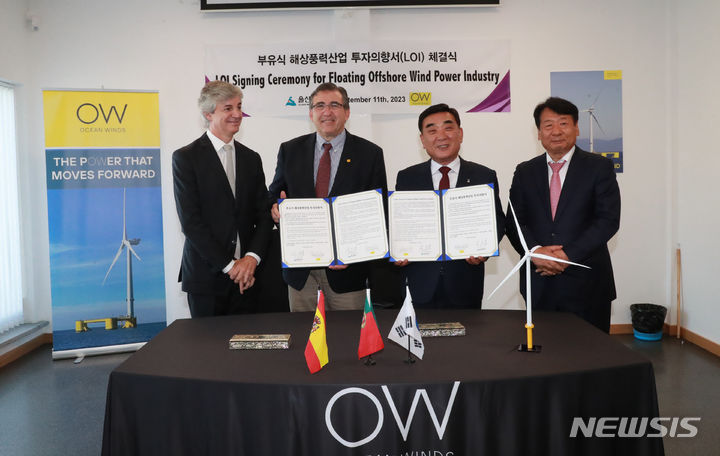 [울산=뉴시스] 배병수 기자 = 해외 사절단을 이끌고 유럽을 방문 중인 김두겸 울산 시장이 지난 11일 (현지시간) 포르투갈 비아나 두 카스텔루에 위치한 윈드플로트 아트란틱 해상풍력단지를 방문해 글로벌 해상풍력 에너지 전문회사인 오션윈즈와 협력방안을 논의하고 투자의향 협약을 체결 했다.왼쪽 카스텔루 시장,오션윈즈 대표, 김두겸 시장,이윤철 상공회의소 회장. (사진=울산시청 제공). 2023.09.12. photo@newsis.com *재판매 및 DB 금지