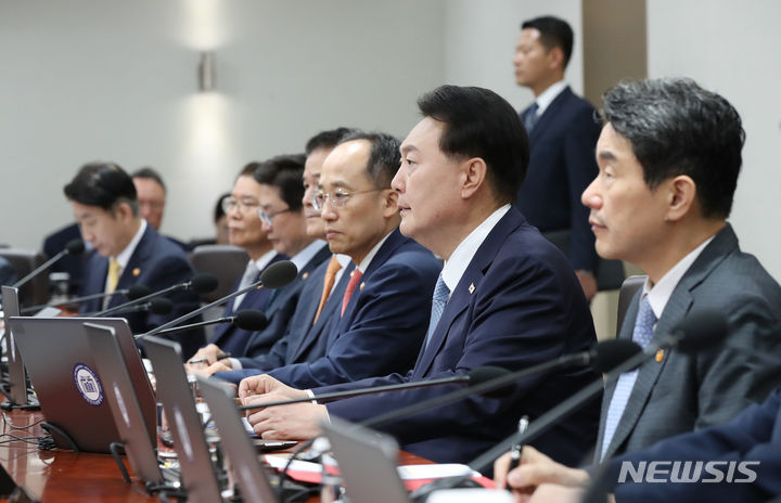[서울=뉴시스] 전신 기자 = 윤석열 대통령이 12일 서울 용산 대통령실 청사에서 열린 국무회의를 주재하고 있다. 2023.09.12. photo1006@newsis.com