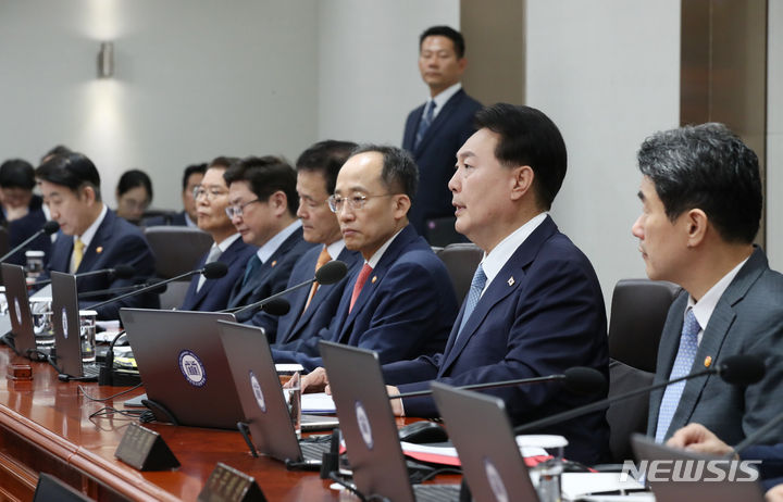 [서울=뉴시스] 전신 기자 = 윤석열 대통령이 12일 서울 용산 대통령실 청사에서 열린 국무회의를 주재하고 있다. 2023.09.12. photo1006@newsis.com