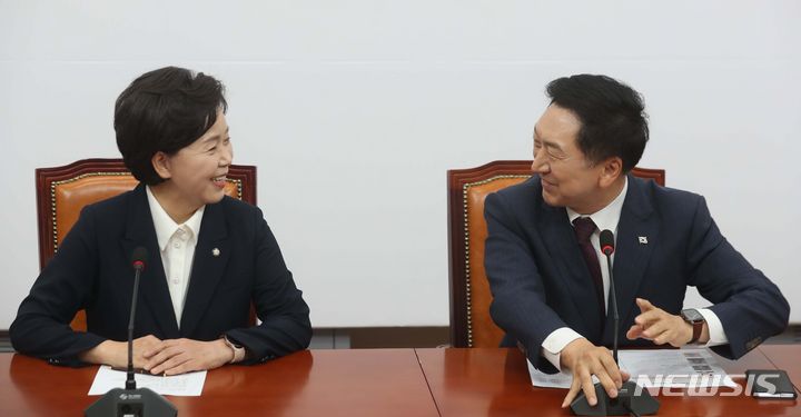[서울=뉴시스] 조성봉 기자= 12일 오전 서울 여의도 국회 국민의힘 대회의실에서 김기현 국민의힘 대표와 양향자 한국의희망 공동대표가 대화를 나누고 있다. 2023.09.12. suncho21@newsis.com