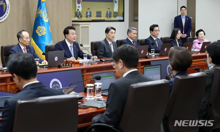 [서울=뉴시스] 전신 기자 = 윤석열 대통령이 12일 서울 용산 대통령실 청사에서 열린 국무회의를 주재하고 있다. 2023.09.12. photo1006@newsis.com