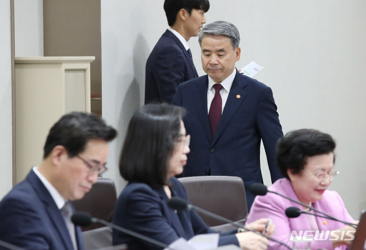 [서울=뉴시스] 전신 기자 = 이종섭 국방부 장관이 12일 서울 용산 대통령실 청사에서 열린 국무회의에 참석하고 있다. 2023.09.12. photo1006@newsis.com