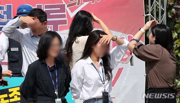 [서울=뉴시스] 김명년 기자 = 더위가 이어진 12일 서울 영등포구 국회 앞 횡단보도에서 시민들이 손으로 햇빛을 가리고 있다. 2023.09.12. kmn@newsis.com