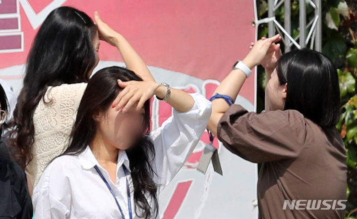 [서울=뉴시스] 김명년 기자 = 더위가 이어진 지난 9월12일 서울 영등포구 국회 앞 횡단보도에서 시민들이 손으로 햇빛을 가리고 있다. 2023.09.12. kmn@newsis.com