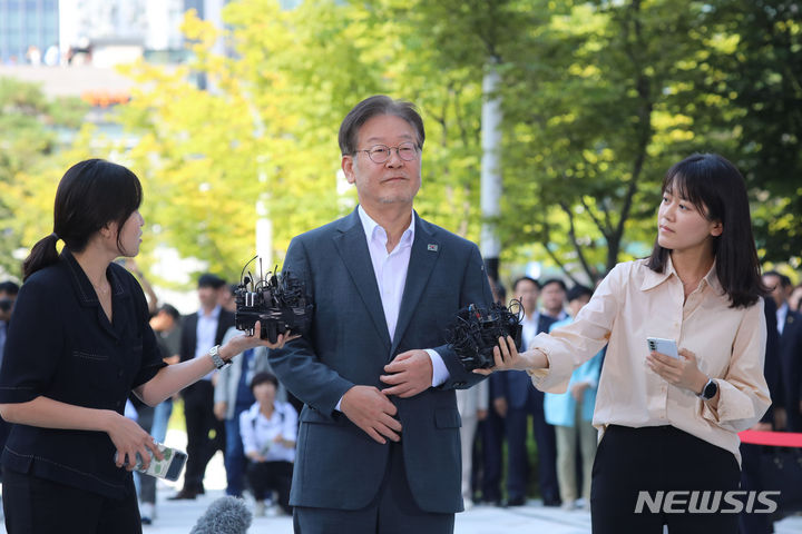 [수원=뉴시스] 김종택 기자 = 이재명 더불어민주당 대표가 '쌍방울 그룹 대북 송금' 의혹 관련 피의자 신분으로 조사를 받기 위해 12일 경기도 수원시 영통구 수원지방검찰청으로 재출석하고 있다. 2023.09.12. jtk@newsis.com