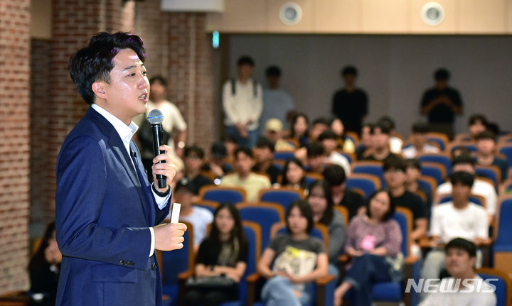 [경산=뉴시스] 이무열 기자 = 이준석 전 국민의힘 대표가 지난 12일 오후 경북 경산시 대구대학교 웅지관에서 ‘대한민국 미래·청년 그리고 정치’를 주제로 학생들에게 특강을 하고 있다. 2023.09.12. lmy@newsis.com