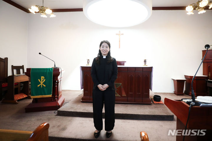 [서울=뉴시스] 김선웅 기자 = 대한성공회 여성 사제 한주희 한나 신부(서울교구 동대문교회 보좌사제 겸 대한성공회 여성선교센터 사무국장)가 12일 서울 동대문구 대한성공회 동대문교회에서 뉴시스와 인터뷰를 갖고 사진촬영을 하고 있다. 2023.09.12. mangusta@newsis.com