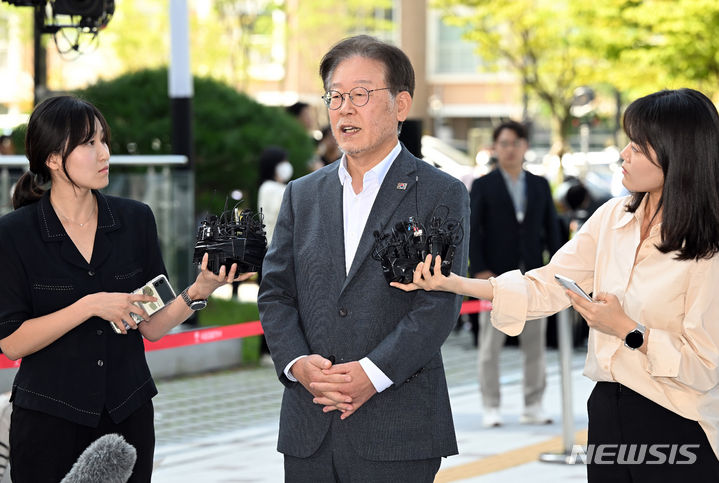 [수원=뉴시스] 김종택 기자 = 이재명 더불어민주당 대표가 '쌍방울 그룹 대북 송금' 의혹 관련 피의자 신분으로 조사를 받기 위해 12일 경기도 수원시 영통구 수원지방검찰청으로 재출석하고 있다. (공동취재사진) 2023.09.12. photo@newsis.com