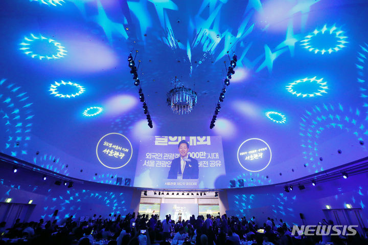 [서울=뉴시스] 최동준 기자 = 12일 서울 서초구 세빛섬 플로팅아일랜드에서 열린 서울관광 재도약 결의대회에서 오세훈 서울시장이 서울관광 미래비전 발표를 하고 있다. 2023.09.12. photocdj@newsis.com