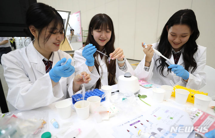 [인천=뉴시스] 지난 9월12일 오후 인천 연수구 송도컨벤시아에서 열린 2023년 인천 특성화고 채용박람회의 바이오공정 인력양성센터 부스에서 학생들이 항산화 활성 실험을 체험하고 있다. (사진=뉴시스DB). 2023.12.06. photo@newsis.com