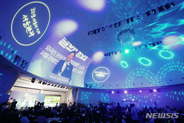 [서울=뉴시스] 최동준 기자 = 12일 서울 서초구 세빛섬 플로팅아일랜드에서 열린 서울관광 재도약 결의대회에서 오세훈 서울시장이 서울관광 미래비전 발표를 하고 있다. 2023.09.12. photocdj@newsis.com