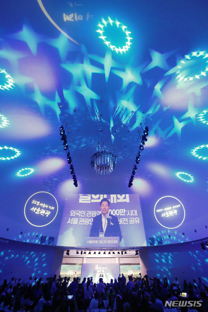 [서울=뉴시스] 최동준 기자 = 12일 서울 서초구 세빛섬 플로팅아일랜드에서 열린 서울관광 재도약 결의대회에서 오세훈 서울시장이 서울관광 미래비전 발표를 하고 있다. 2023.09.12. photocdj@newsis.com